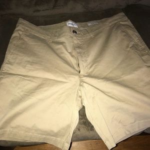 Men’s khaki casual shorts